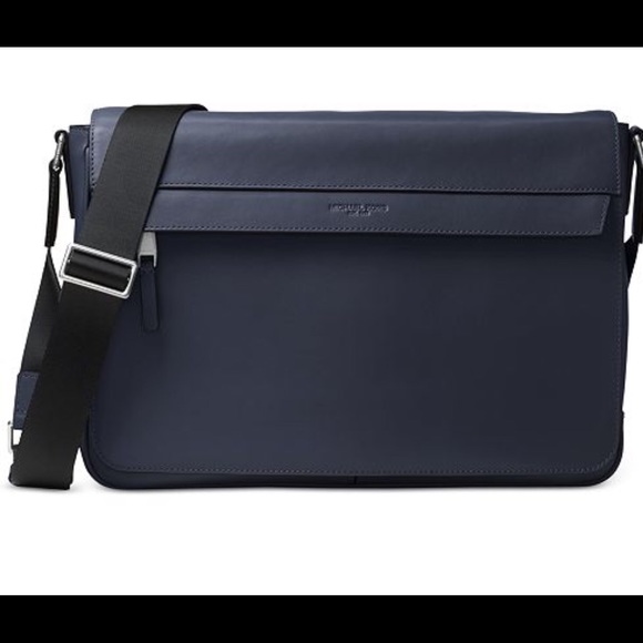 Micheal kors messenger
